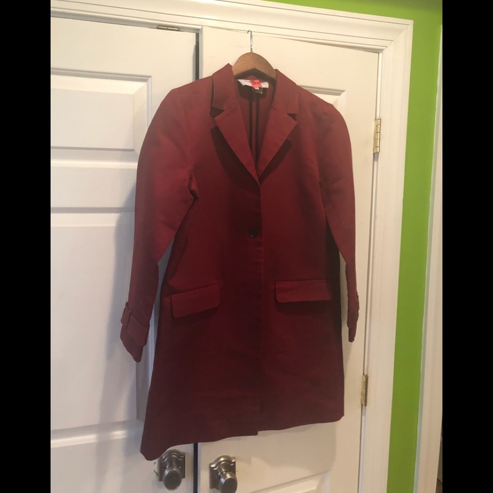 Trench jacket. Color:  Burgundy